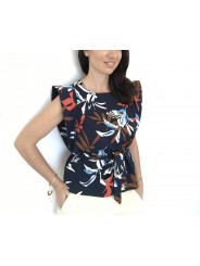Patron de couture ceinturé à épaulettes cousu dans un coton bleu à fleurs
