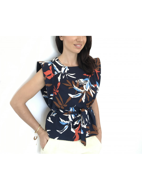 Patron de couture ceinturé à épaulettes cousu dans un coton bleu à fleurs
