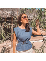 Patron de couture top épaulettes cousu dans un coton bleu jean