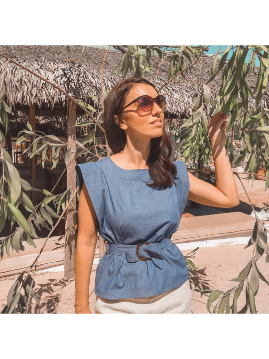 Patron de couture top épaulettes cousu dans un coton bleu jean