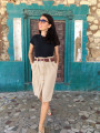 patron de couture Jupe Sydney beige portée avec un t-shirt noir, look minimaliste