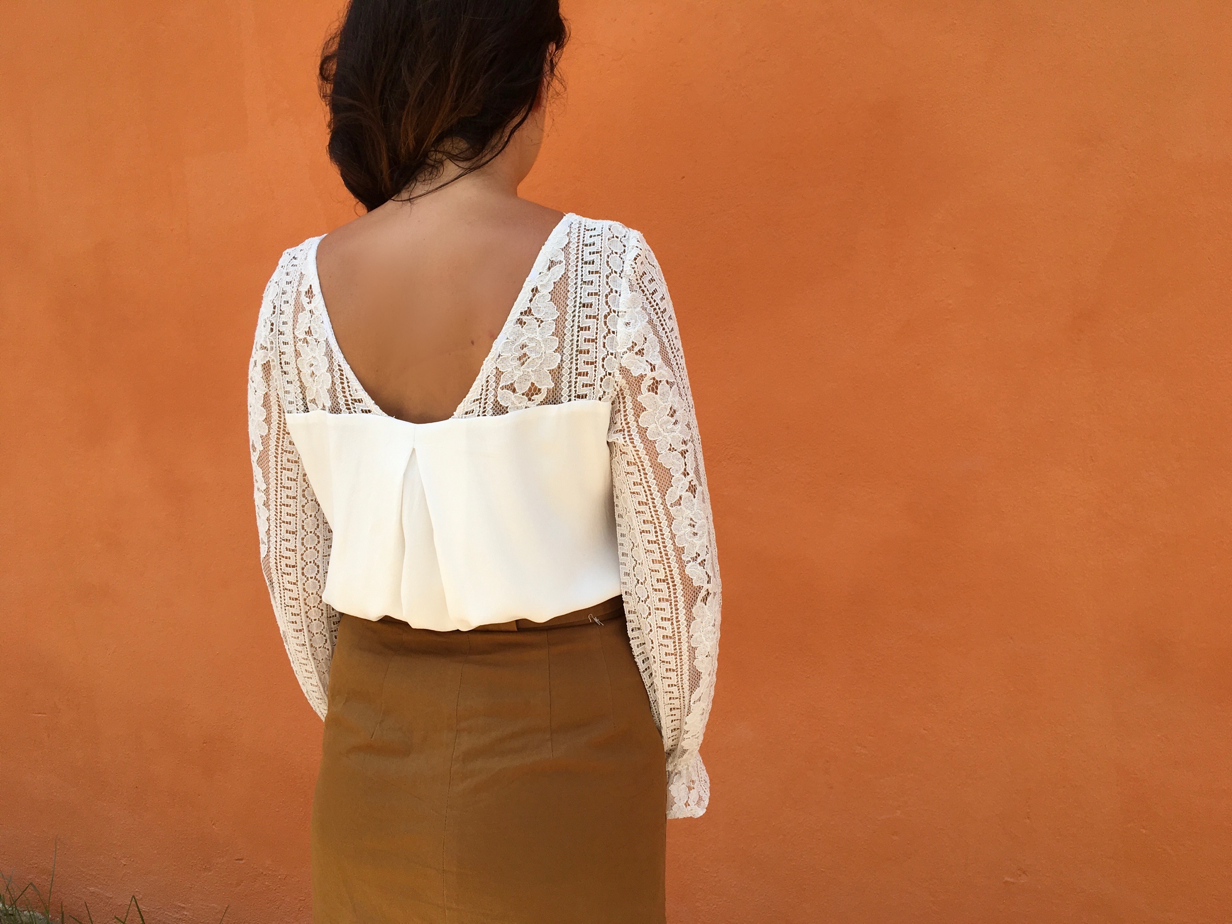 gros plan décolleté dos blouse myraj avec empiècements en dentelle blanche et jolies finitions