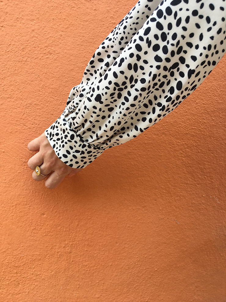 détail bracelets de manche blouse myraj cousue dans un coton léopard