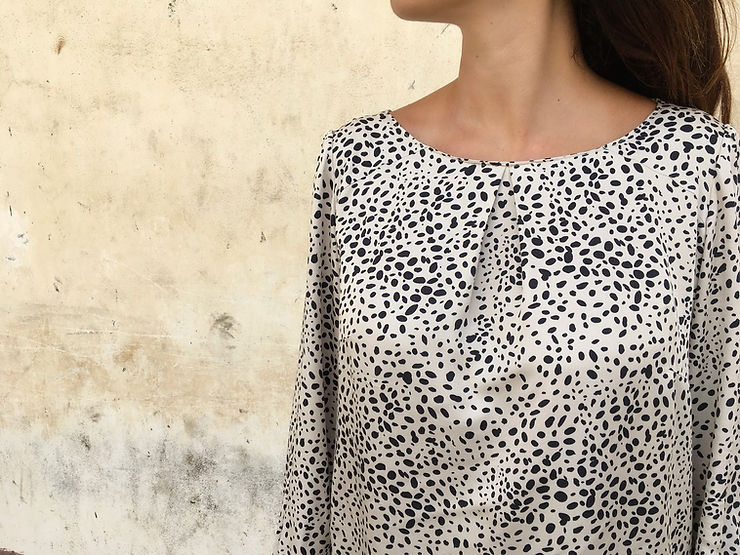 patron couture de la blouse myraj vu de devant avec pli creux et tissu léopard