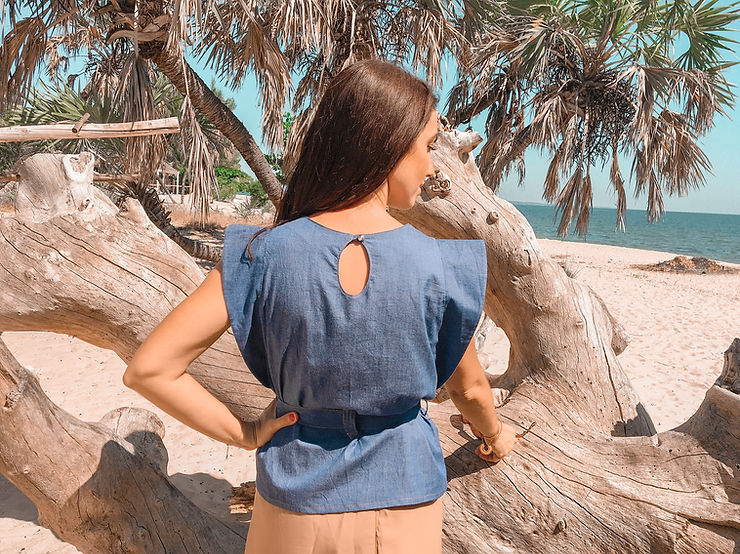 patron top Auckland vue de dos avec ouverture goutte et épaulettes dans un tissu coton bleu
